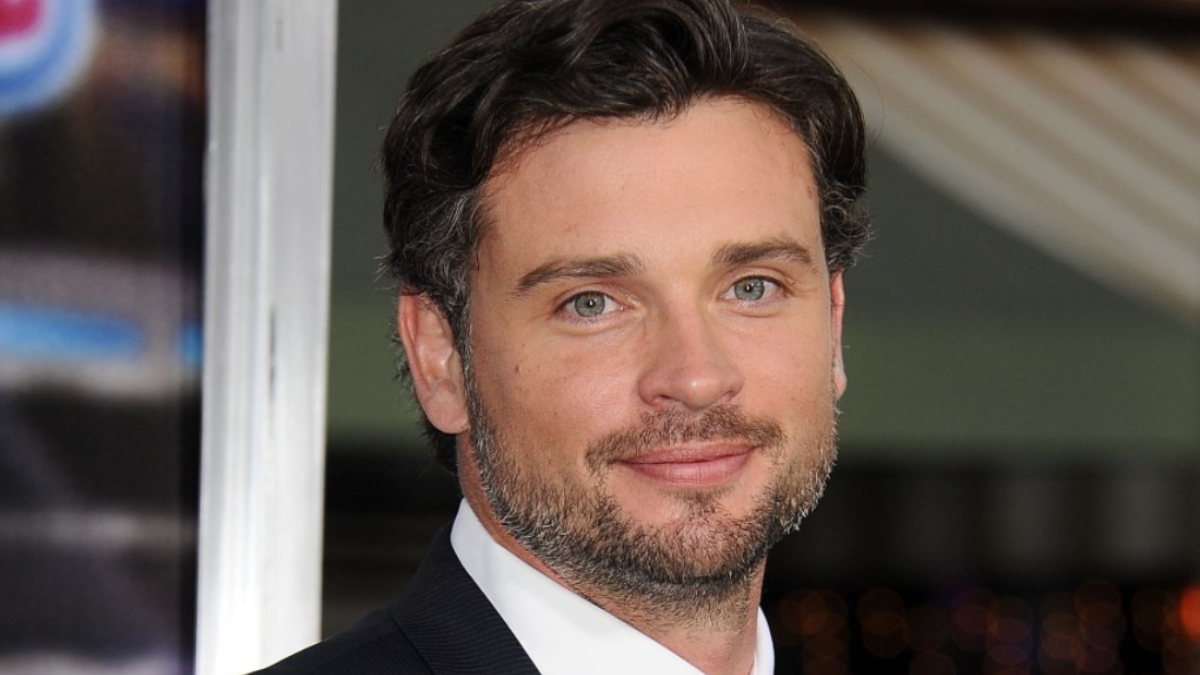 ¿Tom Welling, actor de Smallville, aparece desnudo por accidente? ¡El reflejo de una ventana lo delató!