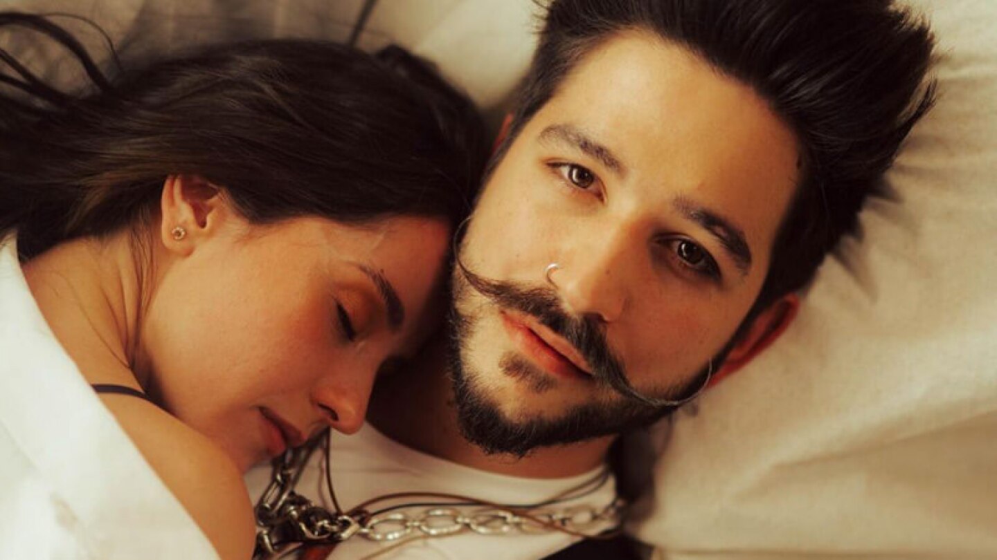 Camilo guarda en un frasco las uñas de Evaluna y las muestra