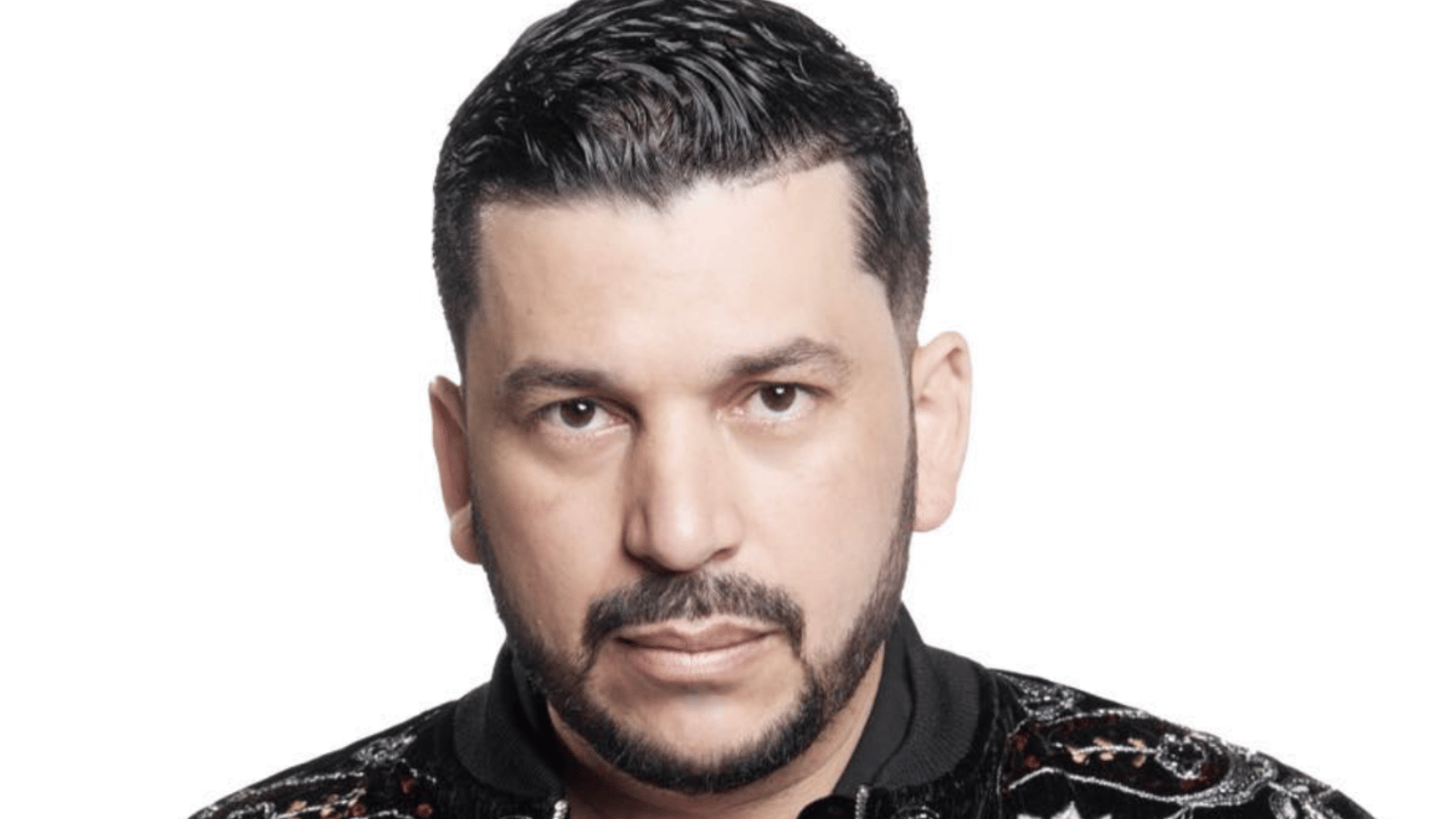 Luis Ángel 'el Flaco' sufre incidente en avión