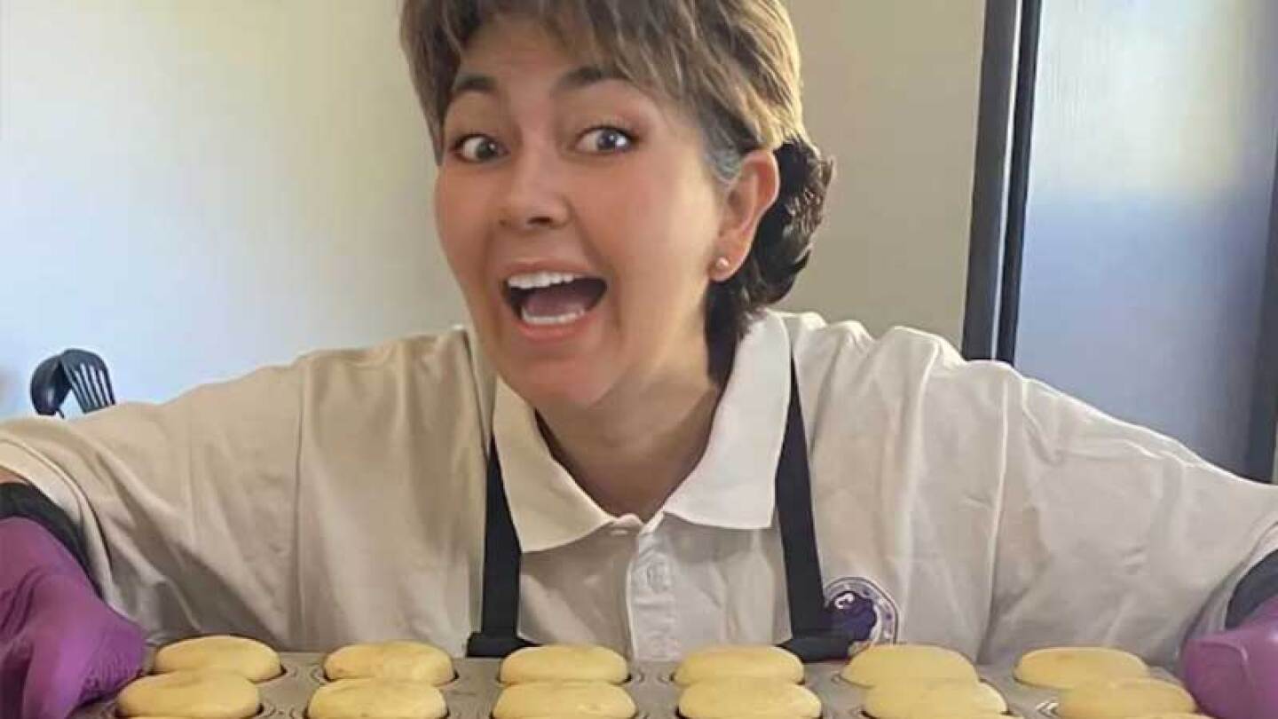 Dacia Arcaráz vende cupcakes para el tratamiento de su hijo