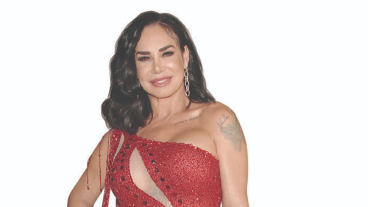 Lis Vega con vestido rojo.png