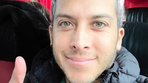 Alex Tienda viajó en un autobús para refugiados