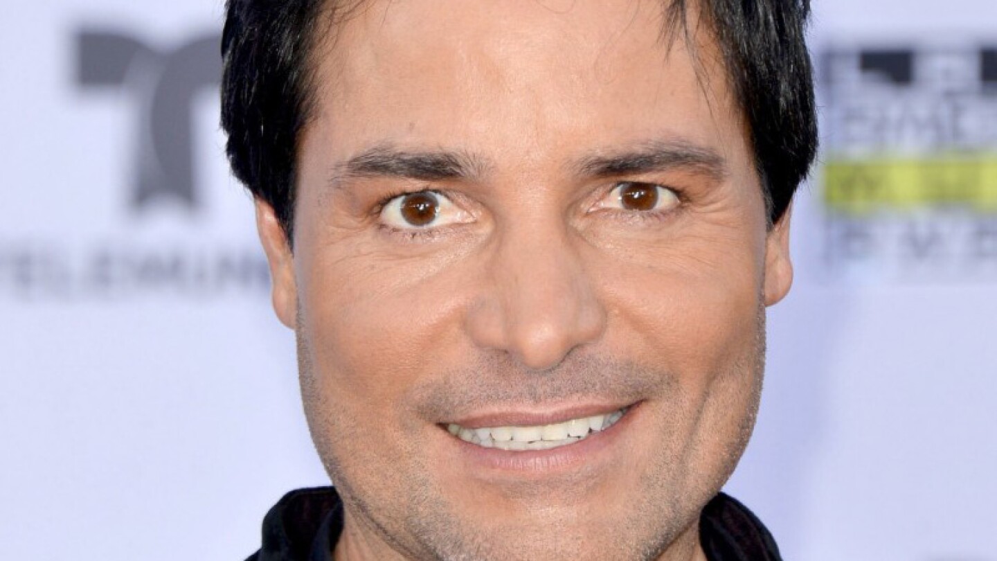 Chayanne rinde homenaje dedicando concierto de México a José José