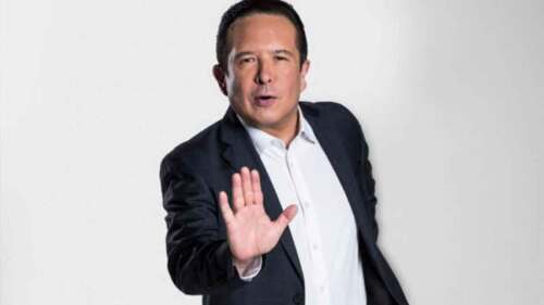 Gustavo Adolfo Infante mano alzada deteniendo