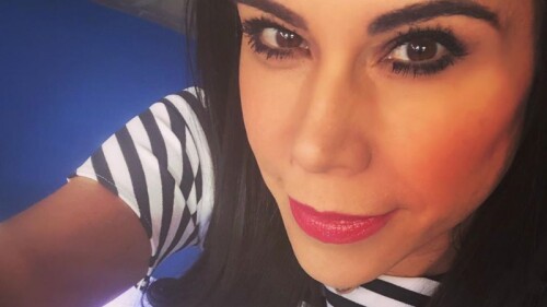 Como toda una sirena, Paola Rojas presume su retaguardia en lo profundo del mar