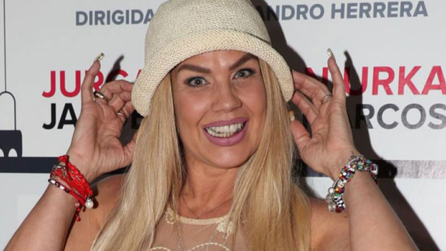 Tunde a Niurka Marcos por broncearse mientras su perro pone su cara en su trasero