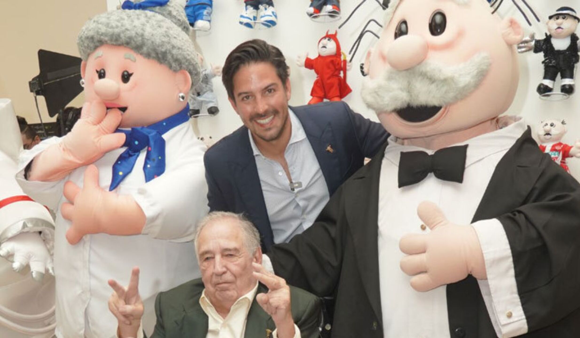 Víctor González Dr Simi y su hijo, Víctor González Herrera en el festejo por el cumpleaños 78 de don Víctor