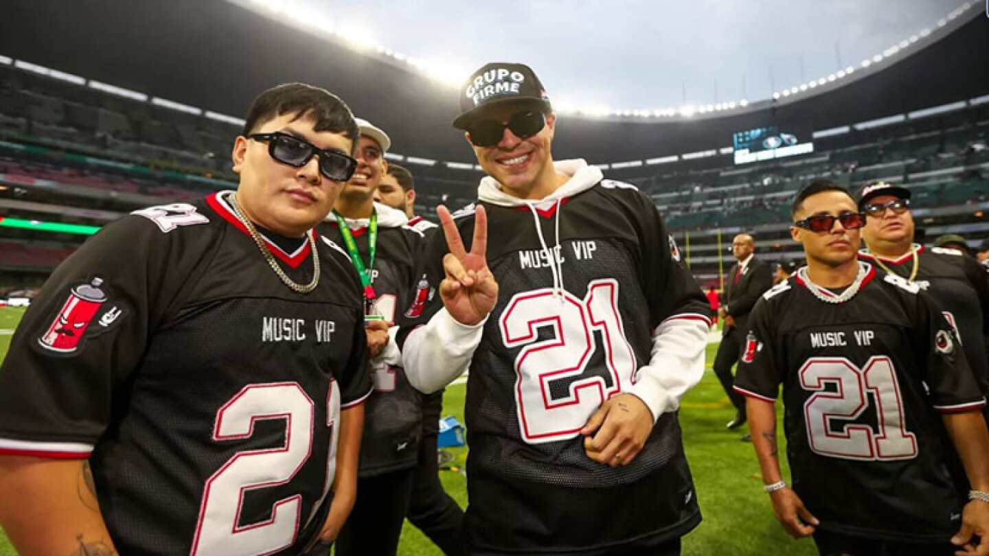 Eduin Caz de Grupo Firme reacciona a abucheos en el partido de la NFL