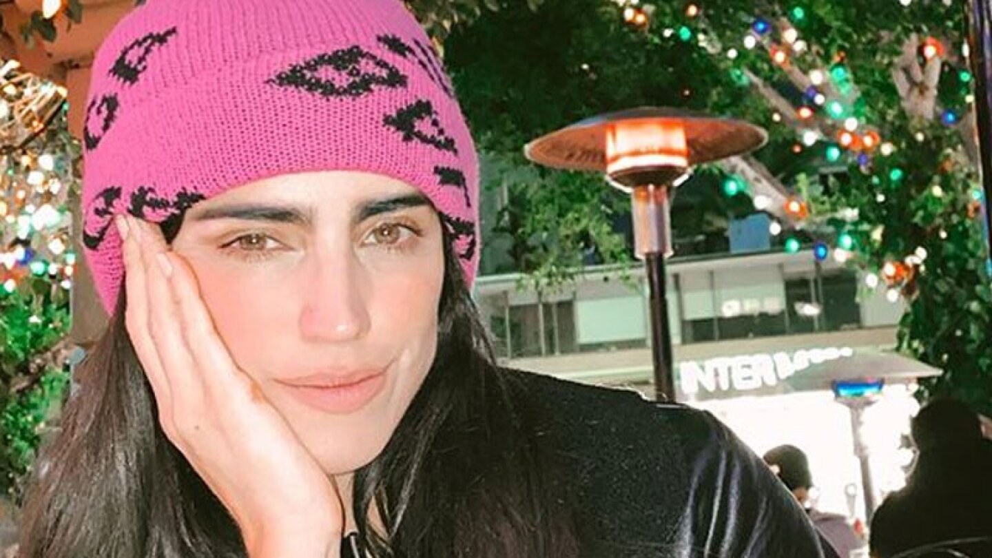 Bárbara de Regil le habla a su público por teléfono