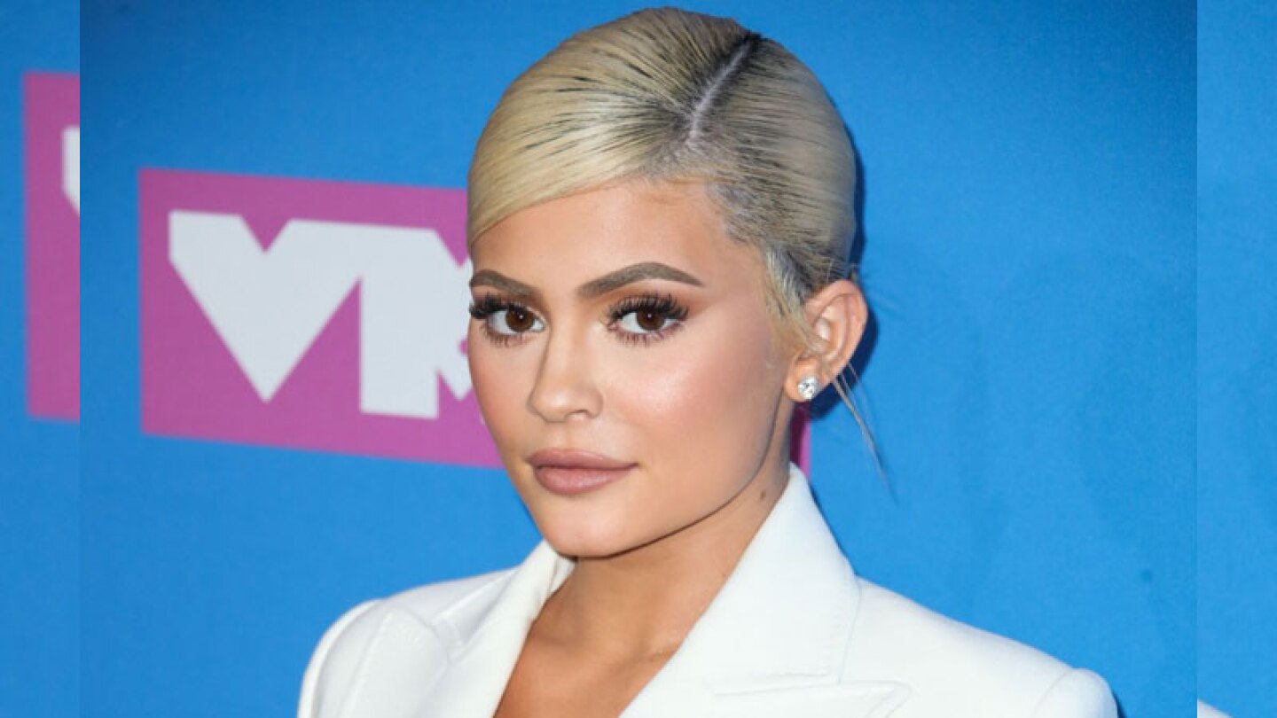 ¡Sin censura! Kylie Jenner comparte foto dándose candente beso con una chica.