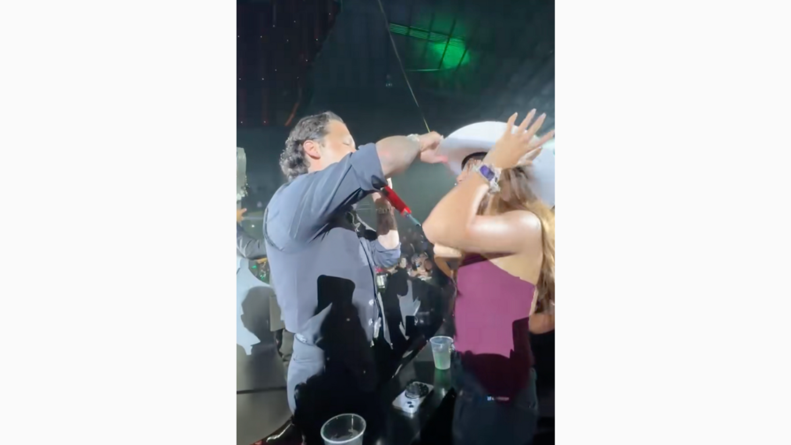 Nodal le regaló su sombrero a una fan en palenque de Cuernavaca.png