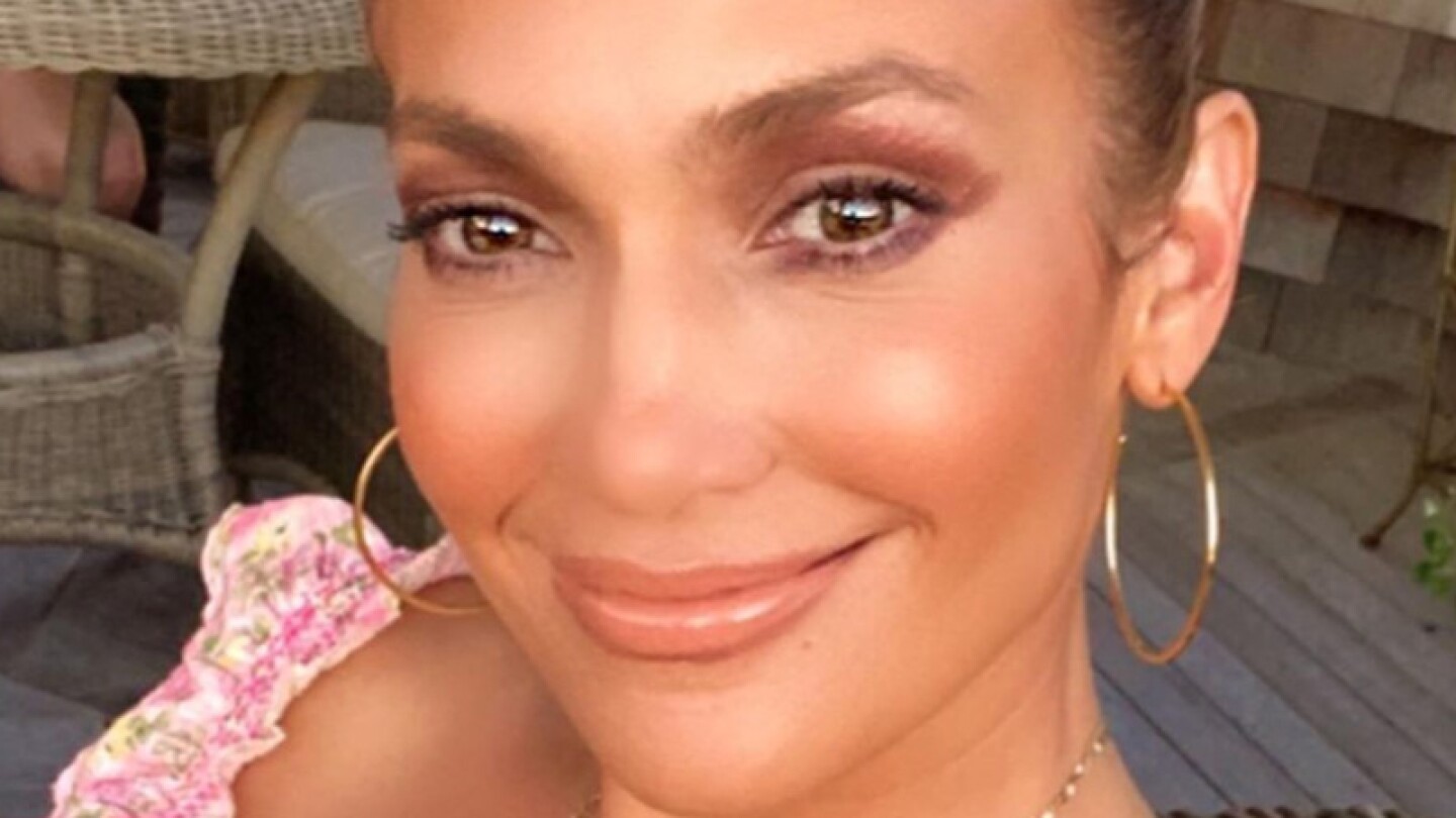Jennifer Lopez con nuevo look se ve de 20 años