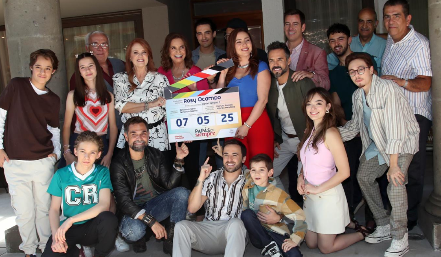 Rosy Ocampo y el reparto de la telenovela "Papás por siempre"