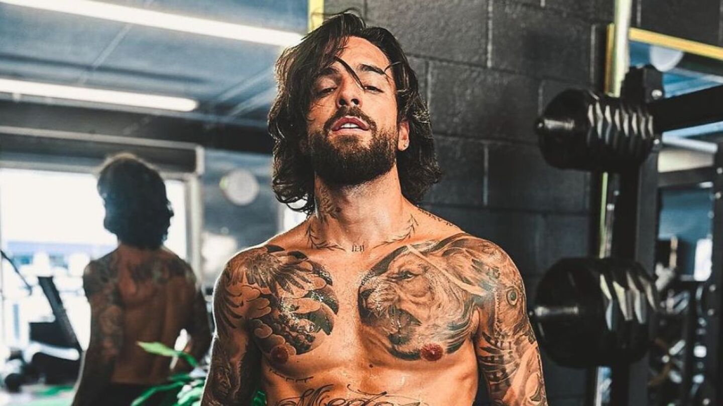 Maluma en un gimnasio muestra el torso trabajado