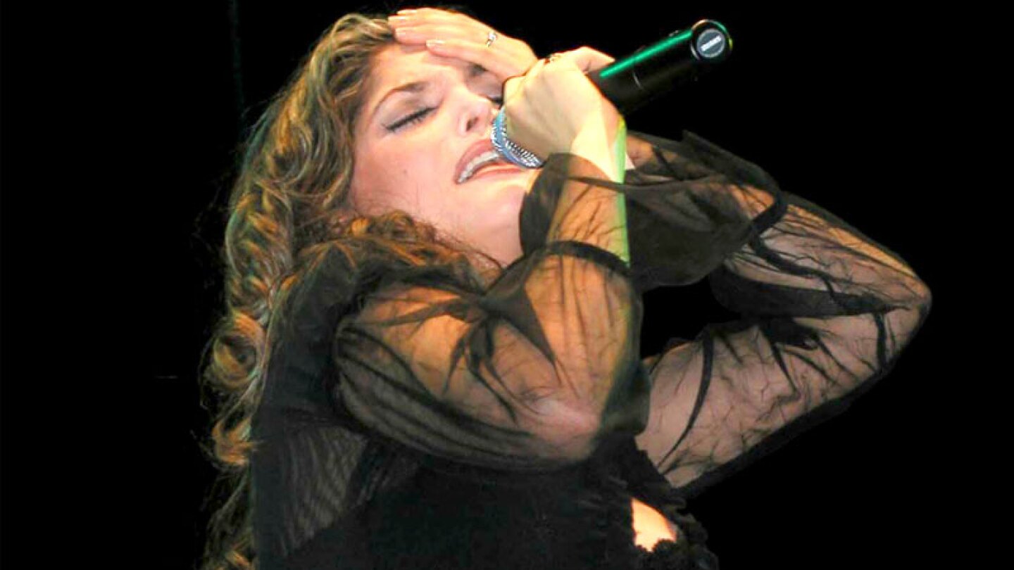 Ana Bárbara culpa al calor por fracasar en concierto