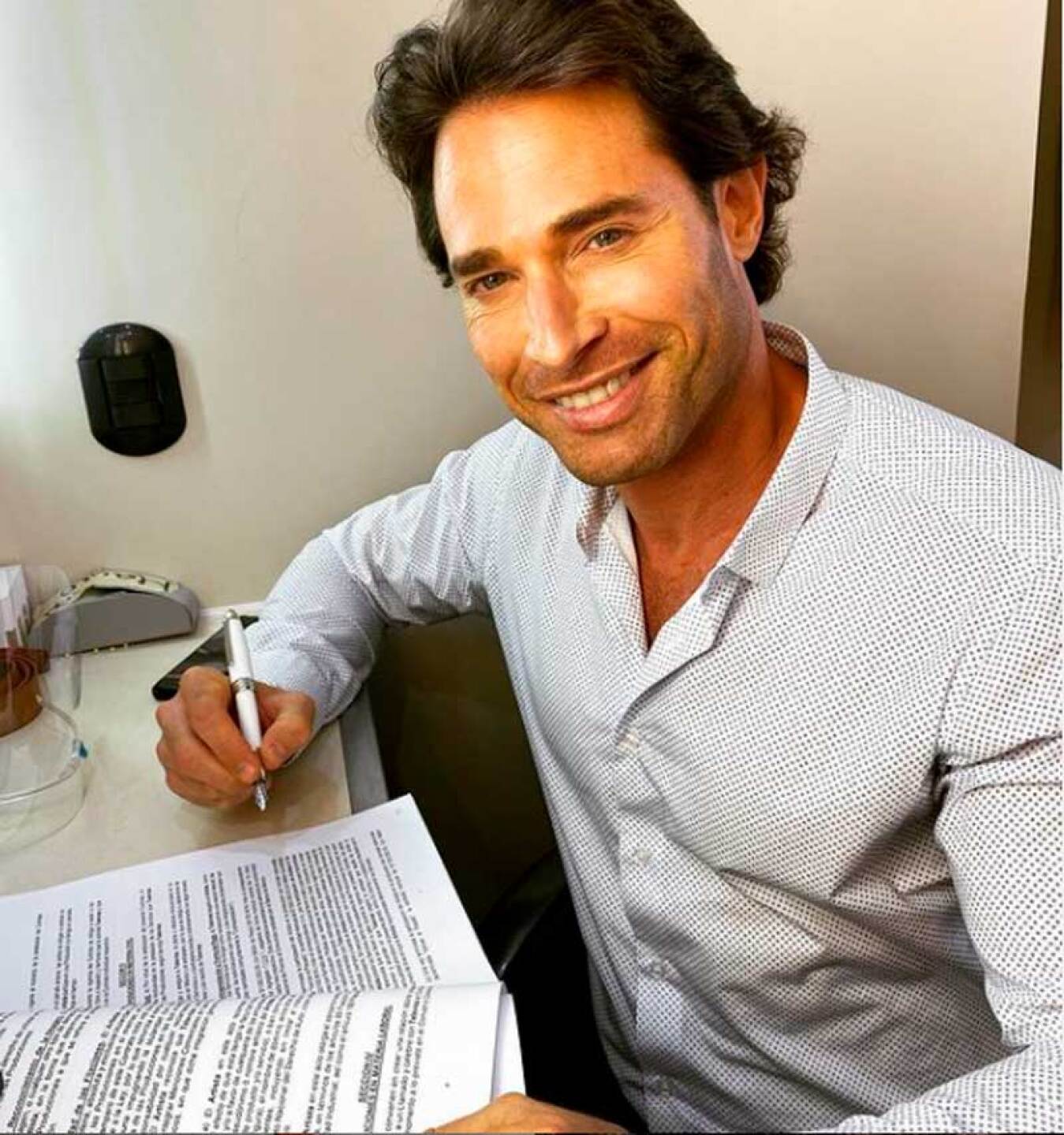 Sebastián Rulli renovó su contrato con Televisa y Univisión