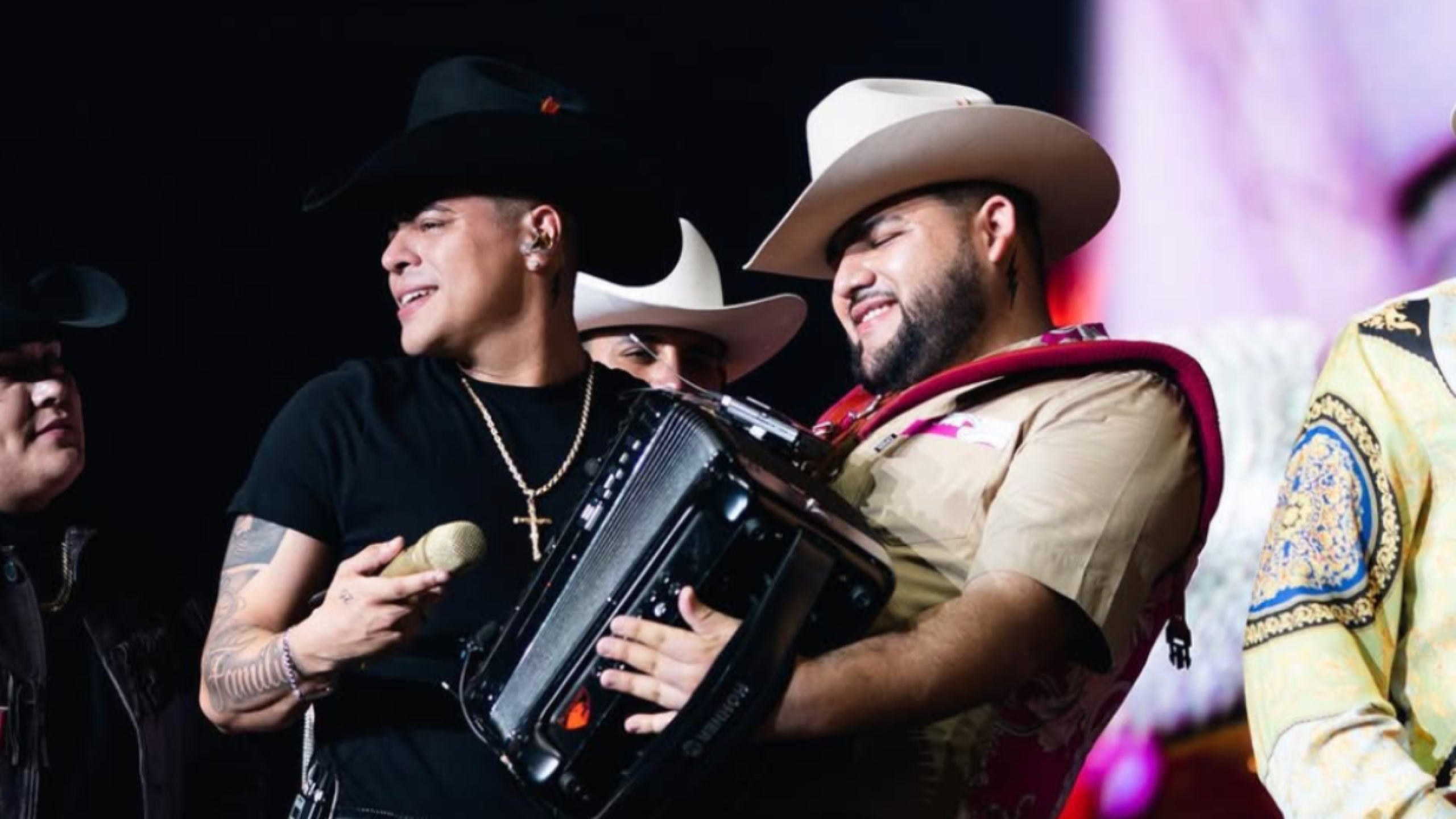 Grupo firme en el escenario