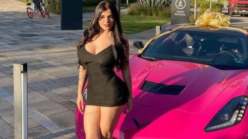 Karely Ruiz presume su flamante Corvette rosa: ¡Carísimo por cierto!