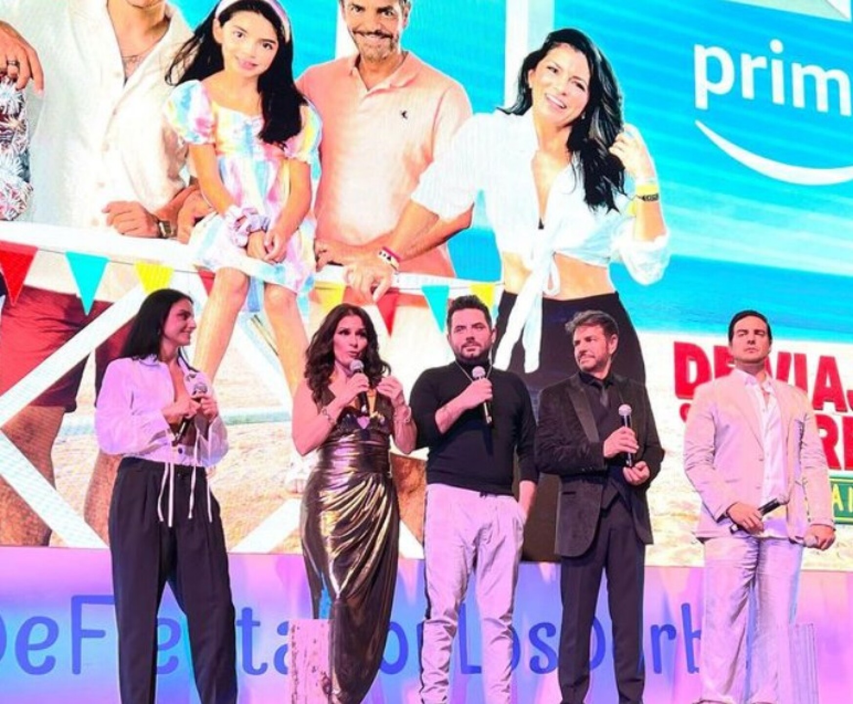 Aislinn, Alessandra, José Eduardo, Eugenio y Vadhir en la premier de De viaje con los Derbez