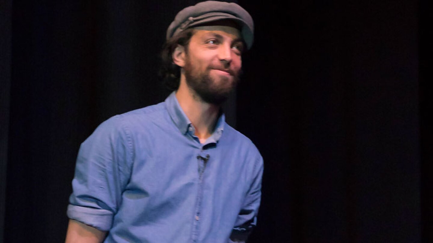 El actor y músico sorprendió con sus respuestas en la plática de Sobreviviendo a la actuación