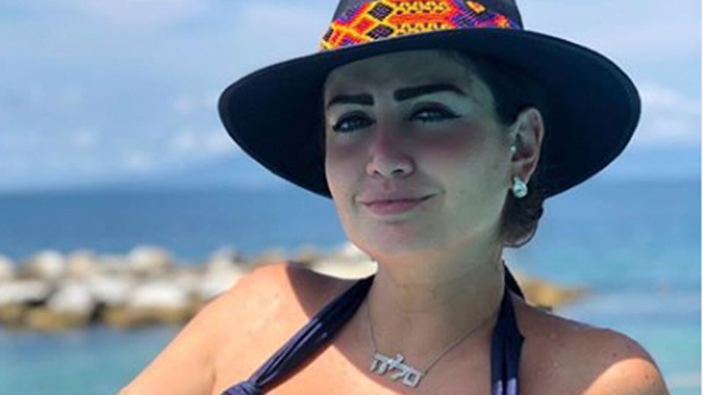 Celia Lora se quita el br4si3r y posó con una playera transparente