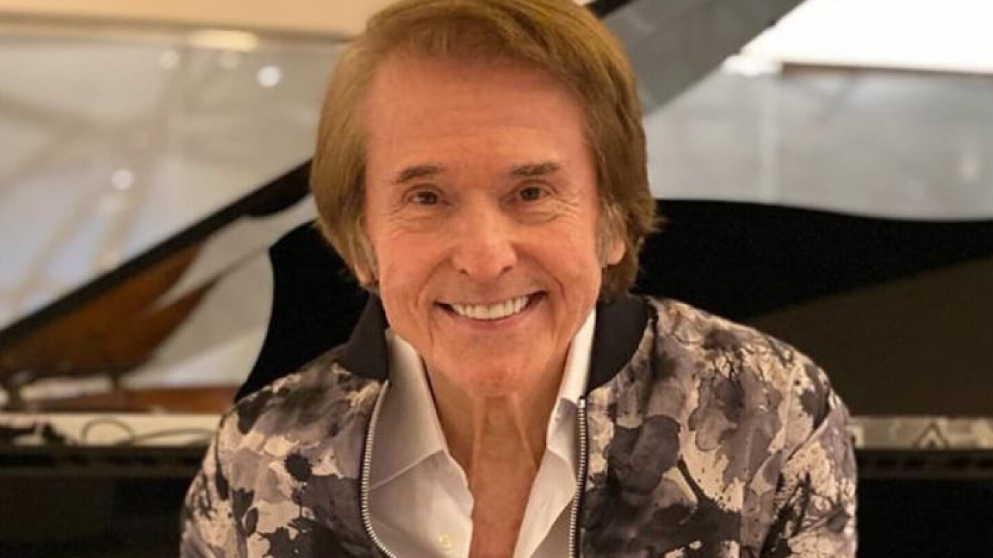 El cantante español dijo sentirse bien y ser asintomático