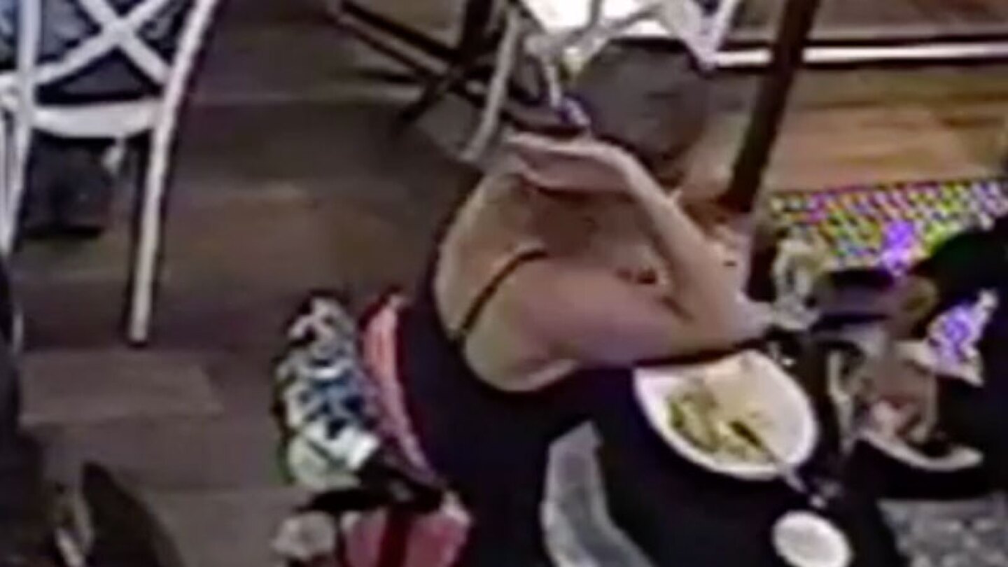 Mujer le echa cabello a su comida para no pagar la cuenta.