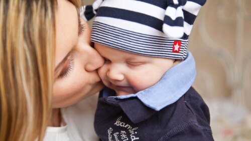 Madre se hace replica de lunar de su hijo