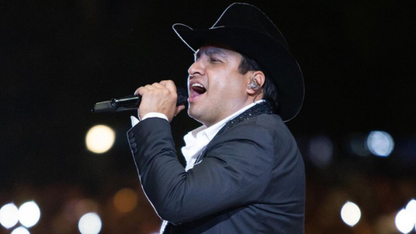 Julión Álvarez detiene conflicto durante su concierto en Puebla