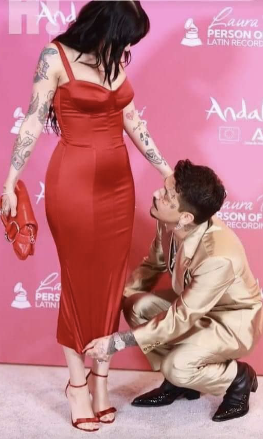 Christian Nodal arregla el vestido de  Cazzu y Ángela