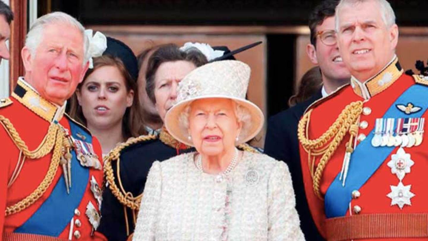 Reina Isabel II quita títulos reales a su hijo por escándalo sexual.