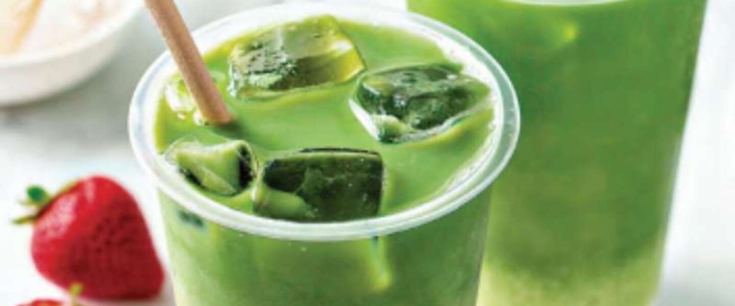 Prepara un refrescante matcha helado con fresa