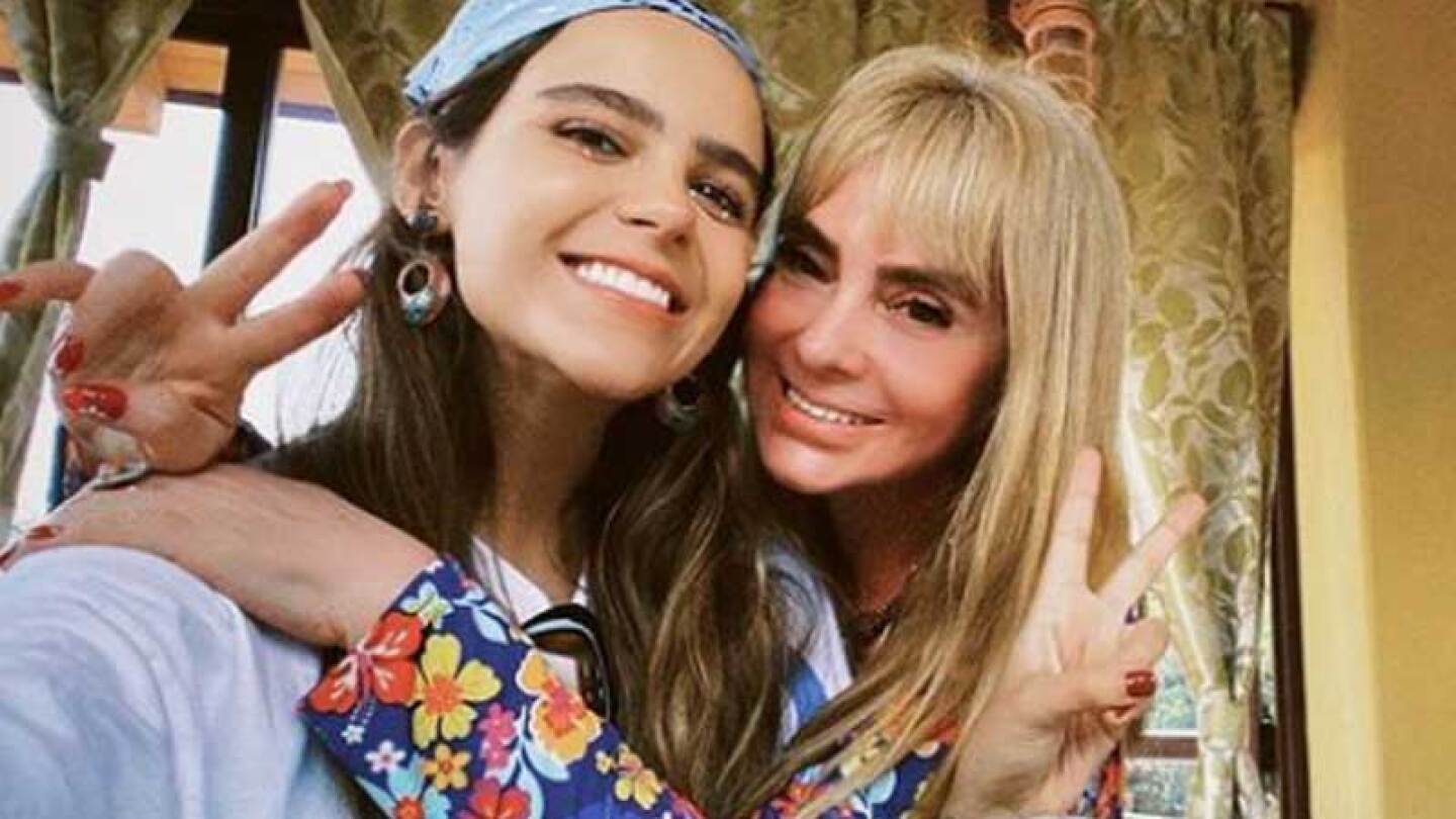 Mamá de Yuya posa junto a su nieto Mar por primera vez
