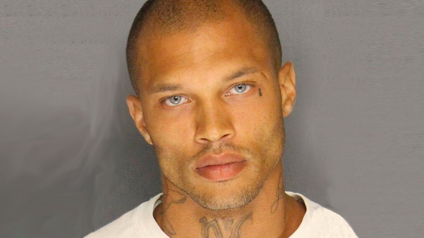 Hermana del exconvicto más guapo de EU lo destrona y conmociona las redes