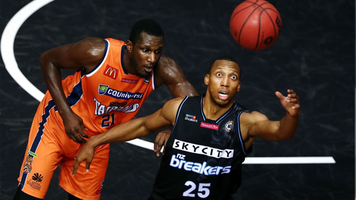 Jugador de basquetbol sufre terrible accidente ¡y pierde el ojo en pleno partido!