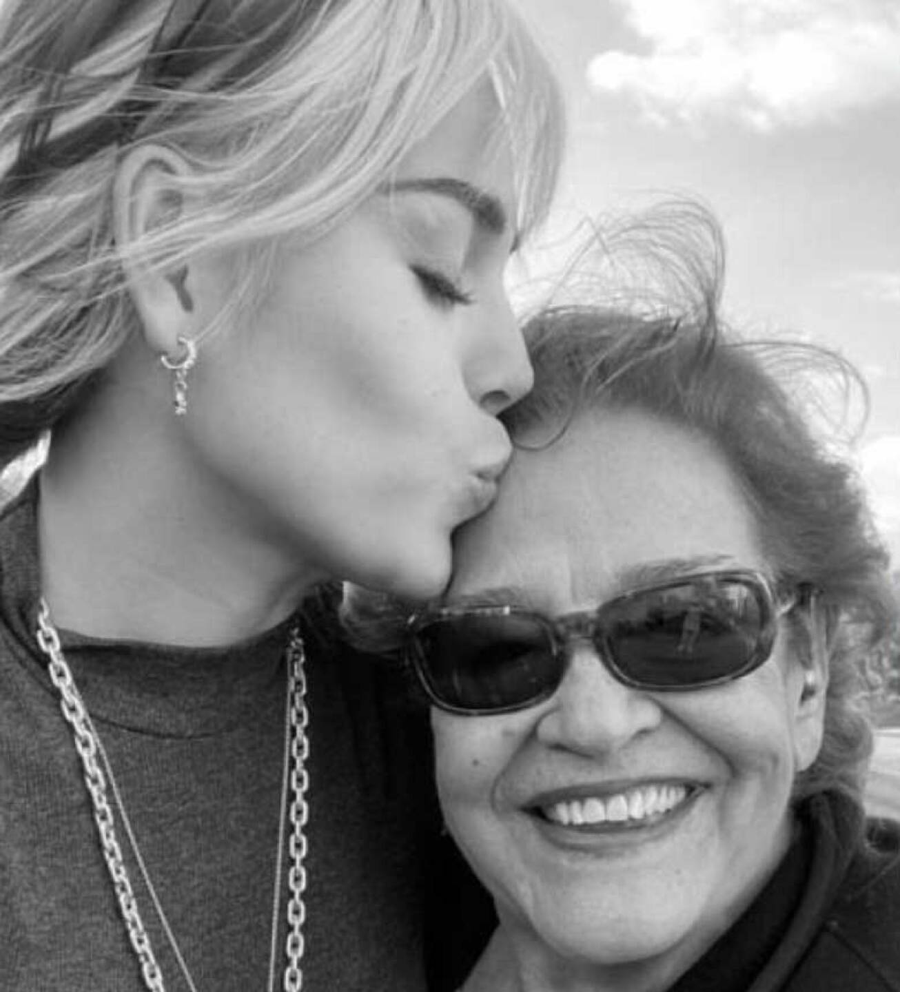 Violeta Isfel le manda mensaje a Danna Paola por la muerte de su abue