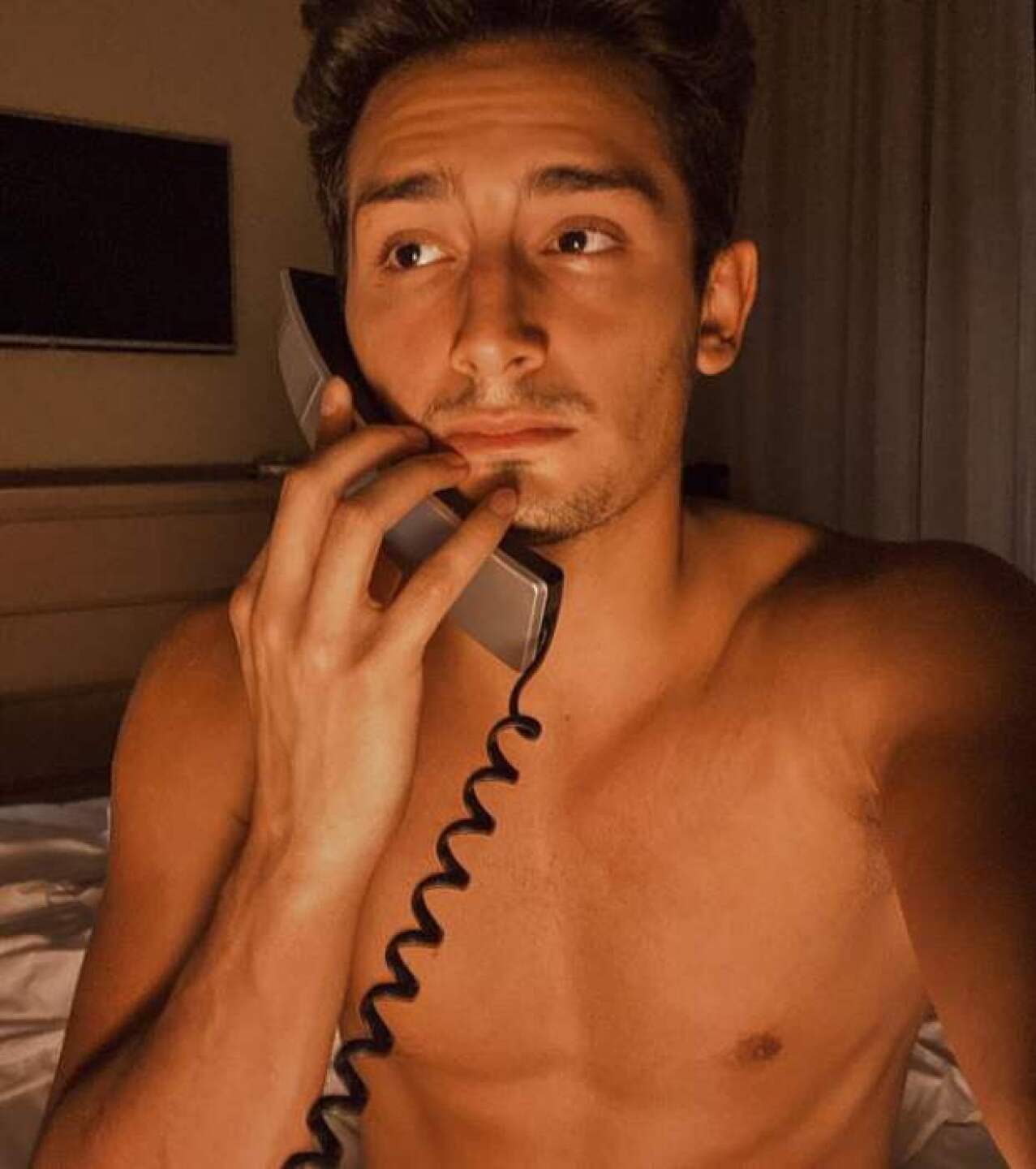 Emilio Osorio hablando por teléfono junio 2023