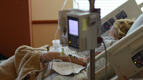 Doctor viola una paciente sedada y la resolución del juez genera indignación