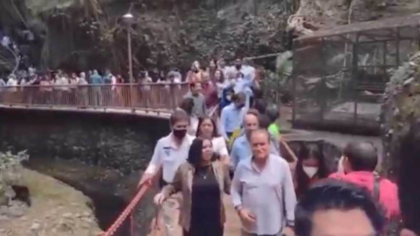 Video del momento exacto de la caída del puente en Cuernavaca