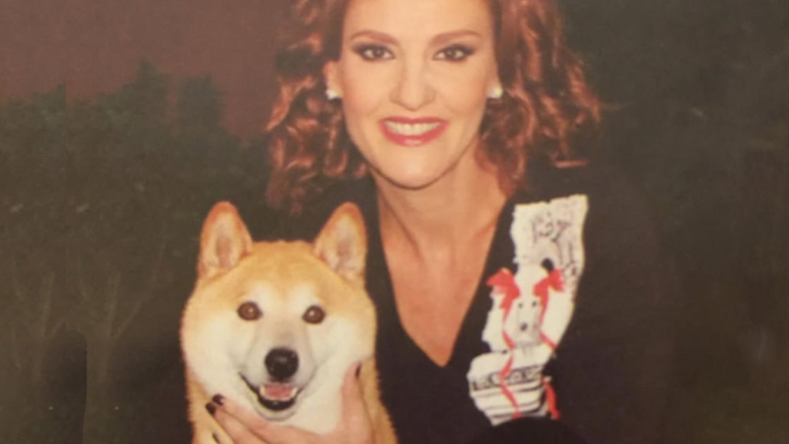 Chantal Andere con Kenzo mascota