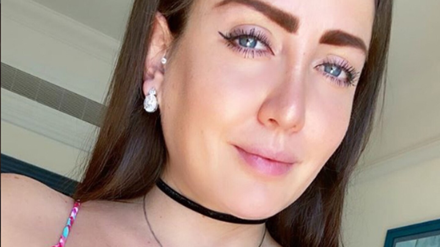 Celia Lora moja sus encantos en la regadera