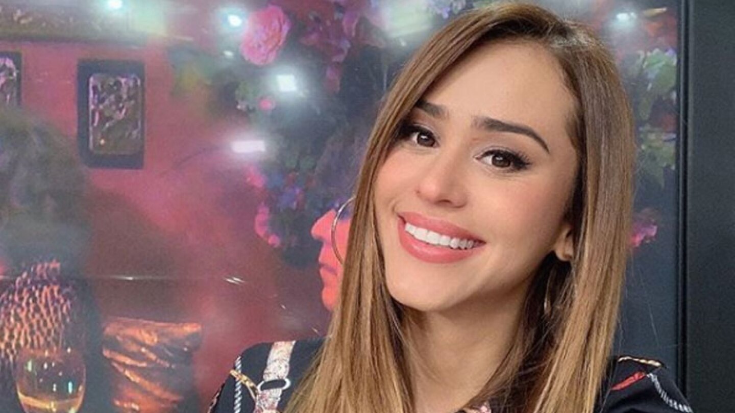 Yanet García estira de más su traje de baño y queda totalmente partida en dos