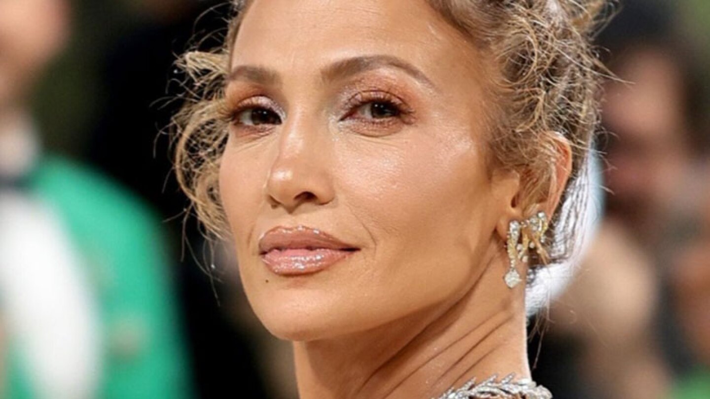 Jennifer Lopez rostro en la MET Gala 2024