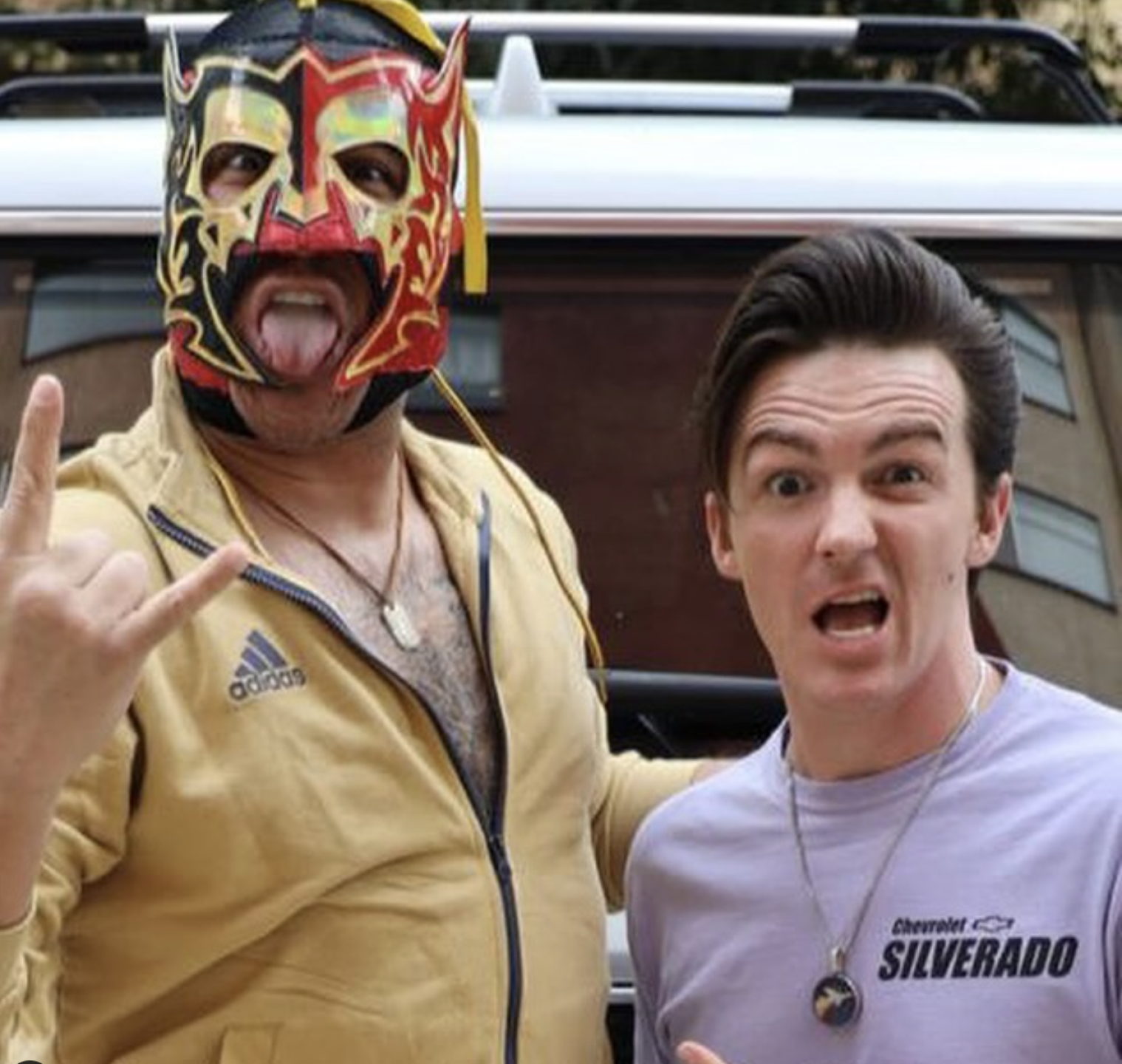 Drake Bell y Escorpion al volante