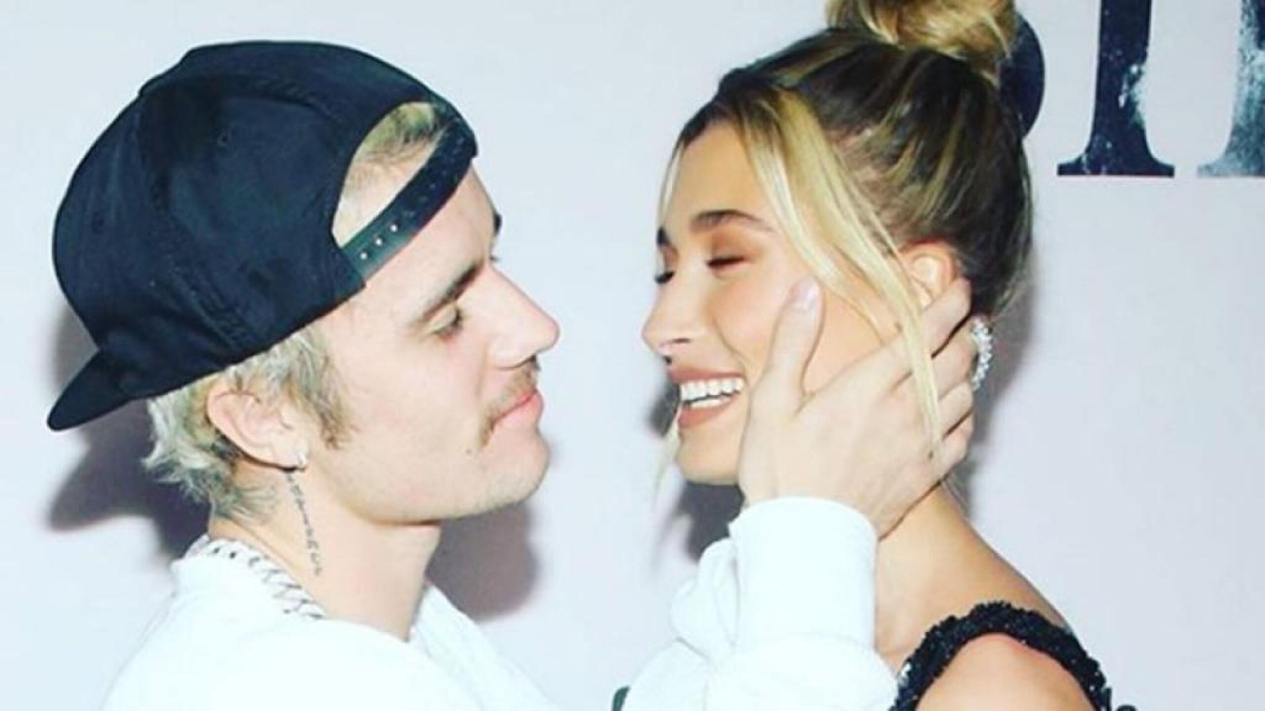 Justin y Hailey disfrutan de la música en español.