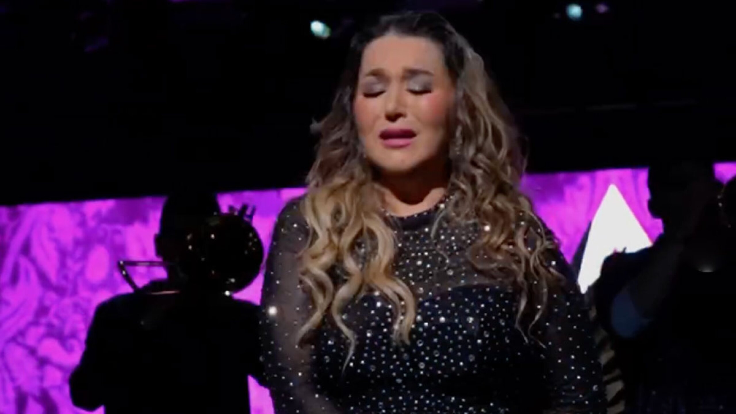 Alicia Villarreal llora en el escenario concierto