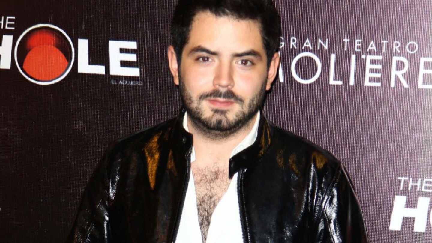 José Eduardo Derbez presume ajustado atuendo, y deja al descubierto un extraño bulto