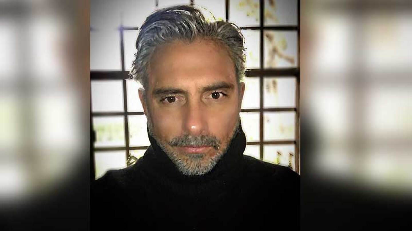 Harry Geithner ayuda a adultos mayores.