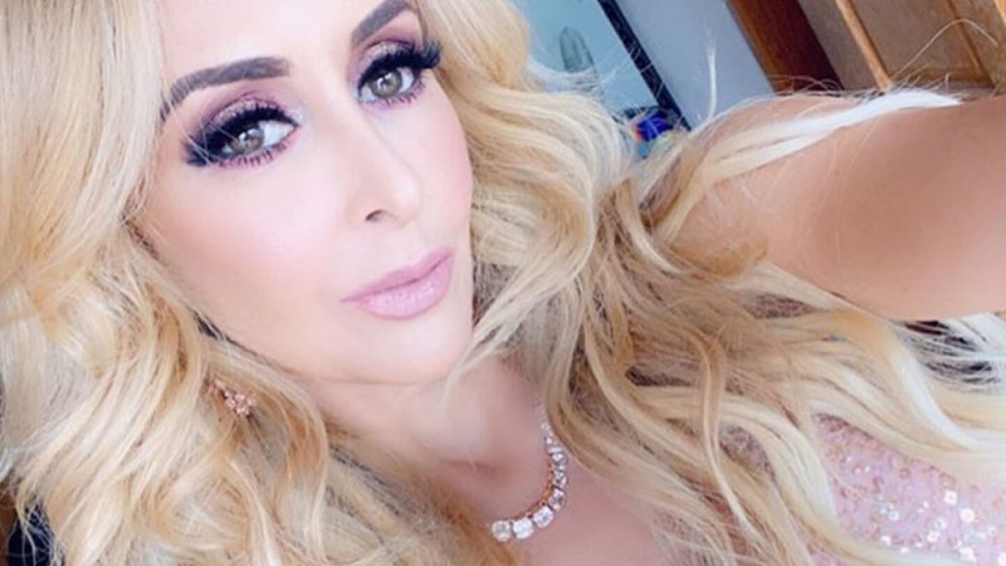 En transparente vestido Cristy Solis se sienta y enseña hasta lo que no