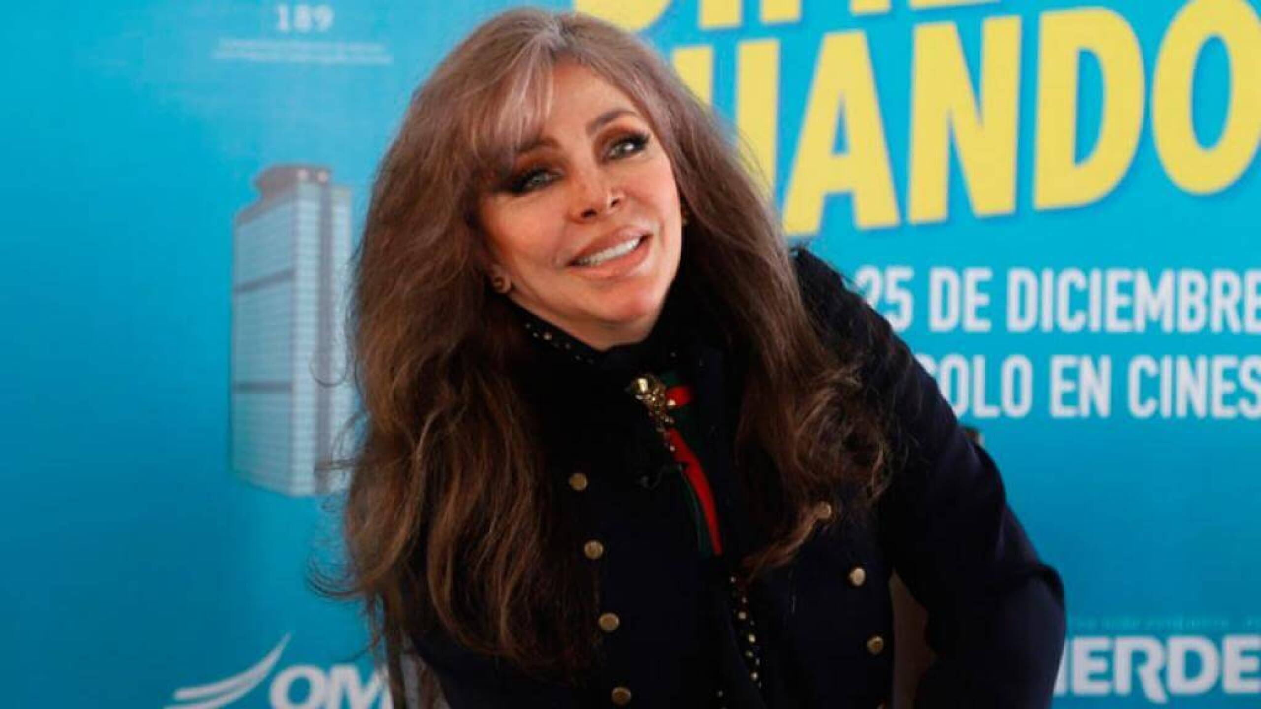 Verónica Castro recibe vacuna